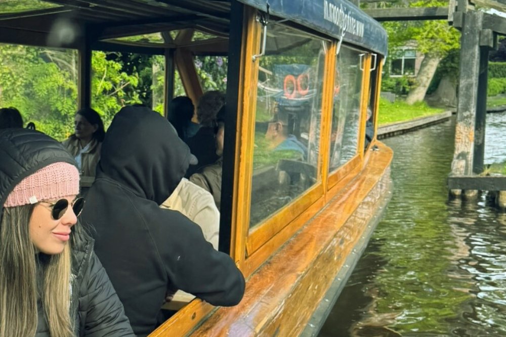 Amsterdam: Zaanse Schans Volendam and Giethoorn Tour