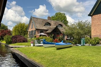 Giethoorn tours and tickets 2025 - Puppy house